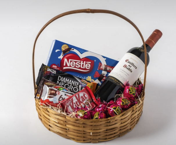 Cesta de Chocolate e Vinho Tinto