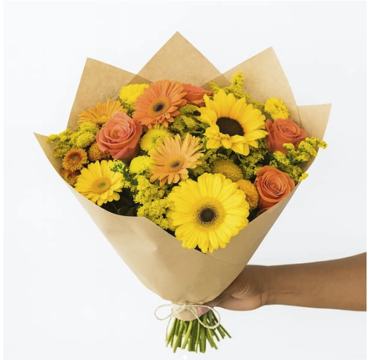 Buquê De Flores Do Campo Com Gérberas E Rosas Em Tons Amarelos E Laranjas